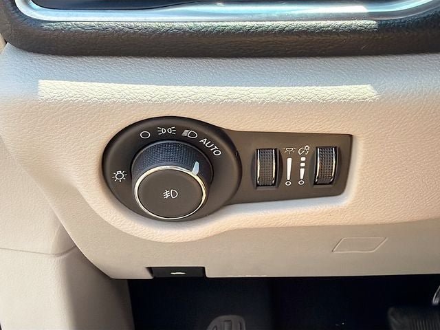 Used 2024 Chrysler Pacifica Limited FWD image 23