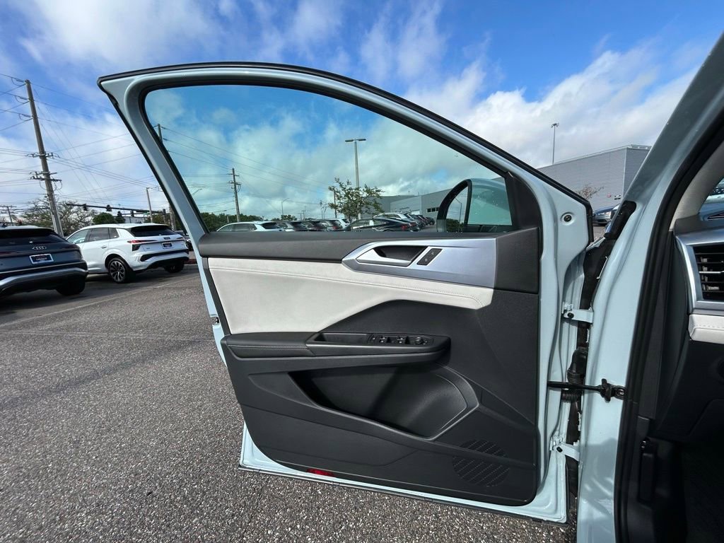 Used 2025 Volkswagen Taos SE image 59