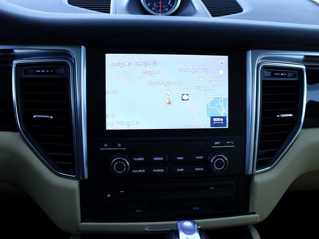 Certified 2018 Porsche Macan image 15