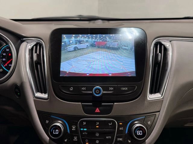 Used 2018 Chevrolet Malibu Premier w/ Premier Sun and Wheel Package FWD image 21