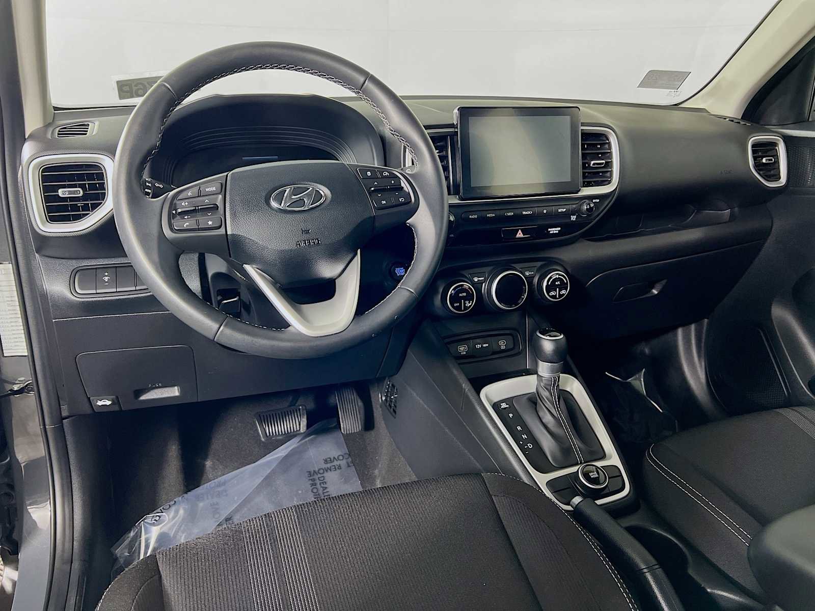 Certified 2025 Hyundai Venue SEL image 9