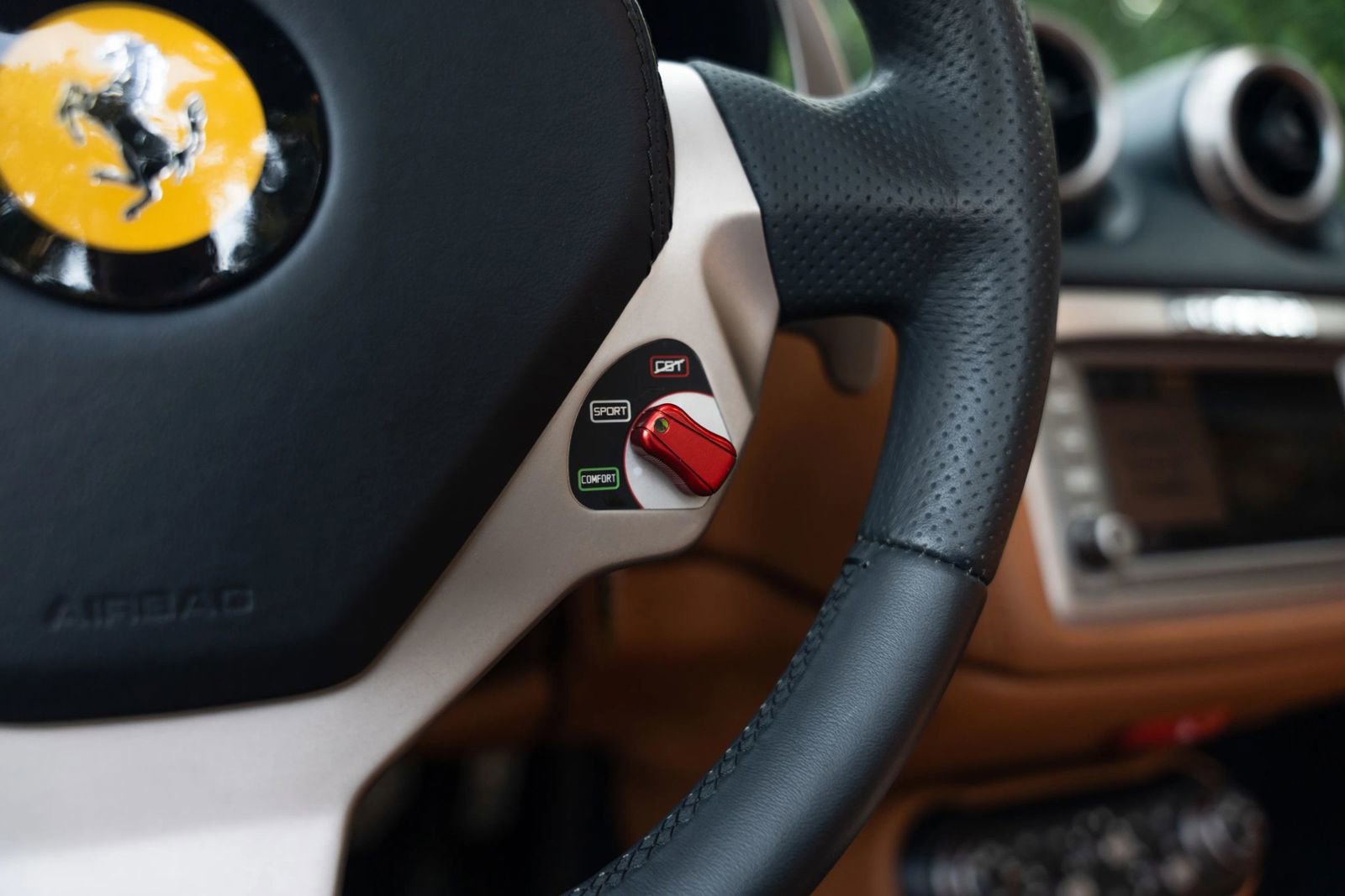 Used 2010 Ferrari California RWD image 34