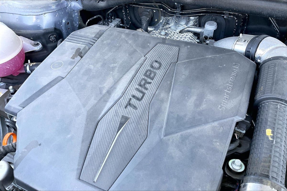 Used 2025 Hyundai Santa Fe SEL FWD image 32