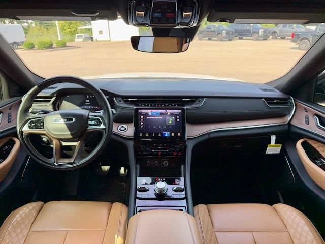 Used 2023 Jeep Grand Cherokee L Summit w/ Luxury Tech Group V AWD/4WD image 15
