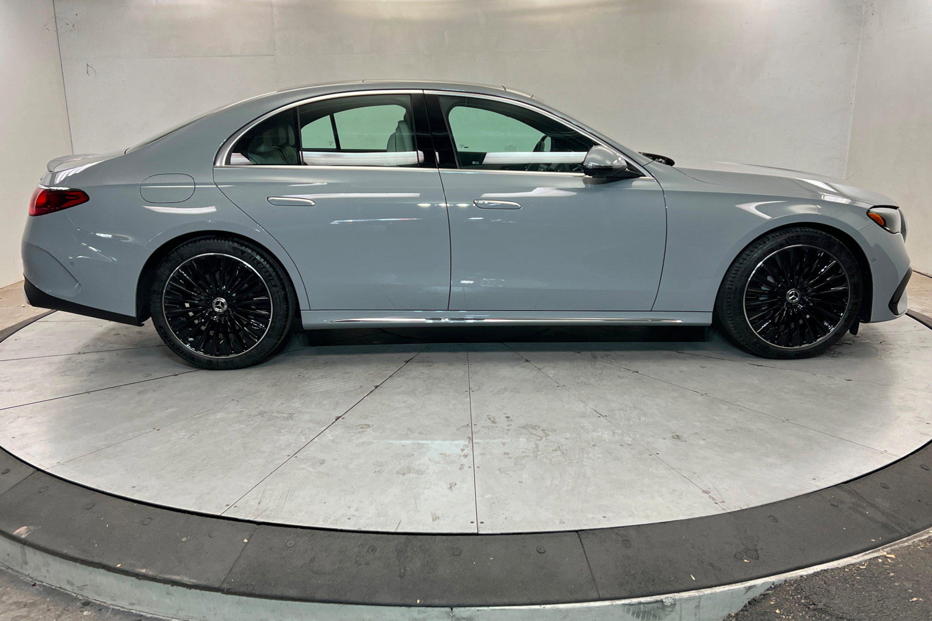 New 2026 Mercedes-Benz E 350 4MATIC Sedan image 6