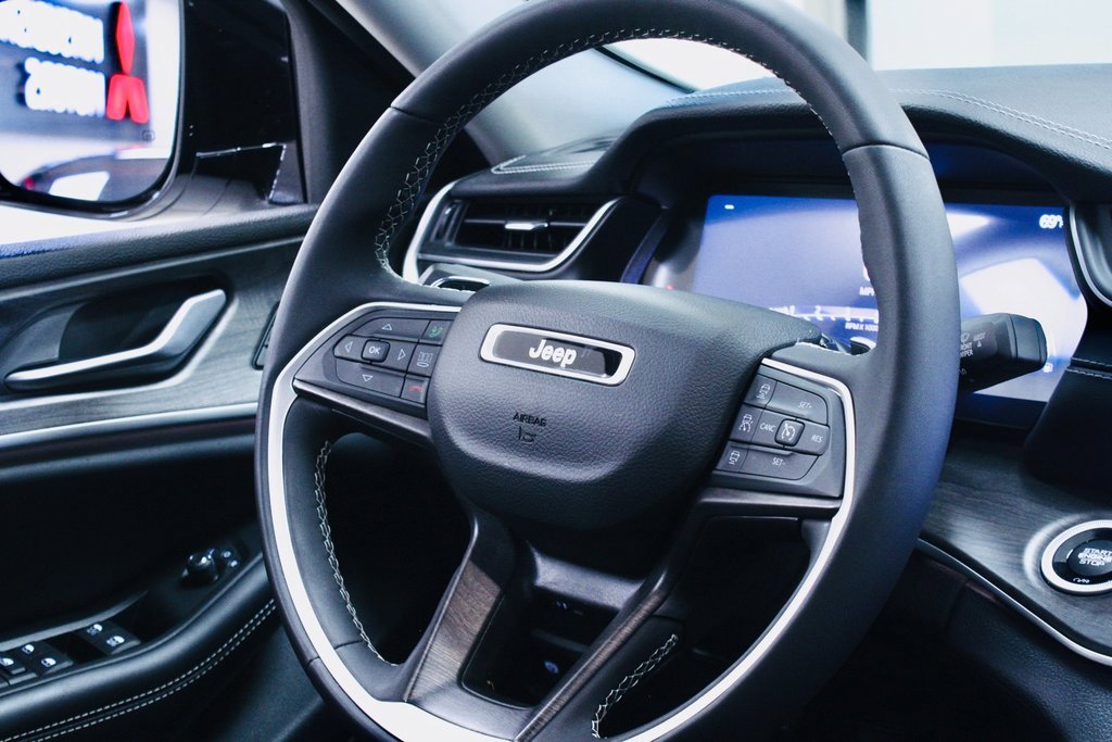 Used 2024 Jeep Grand Cherokee Limited w/ Black Appearance Package image 26