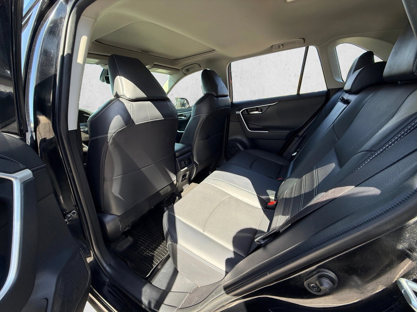 Used 2019 Toyota RAV4 Limited w/ Cold Weather Package AWD/4WD image 19