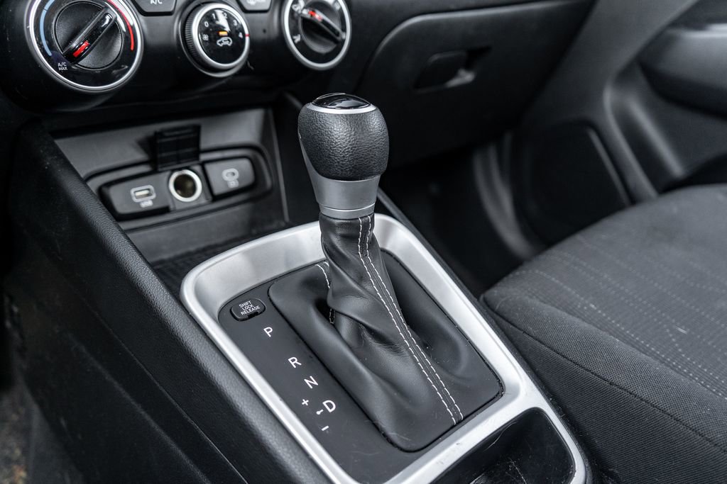 Used 2023 Hyundai Venue SE FWD image 25