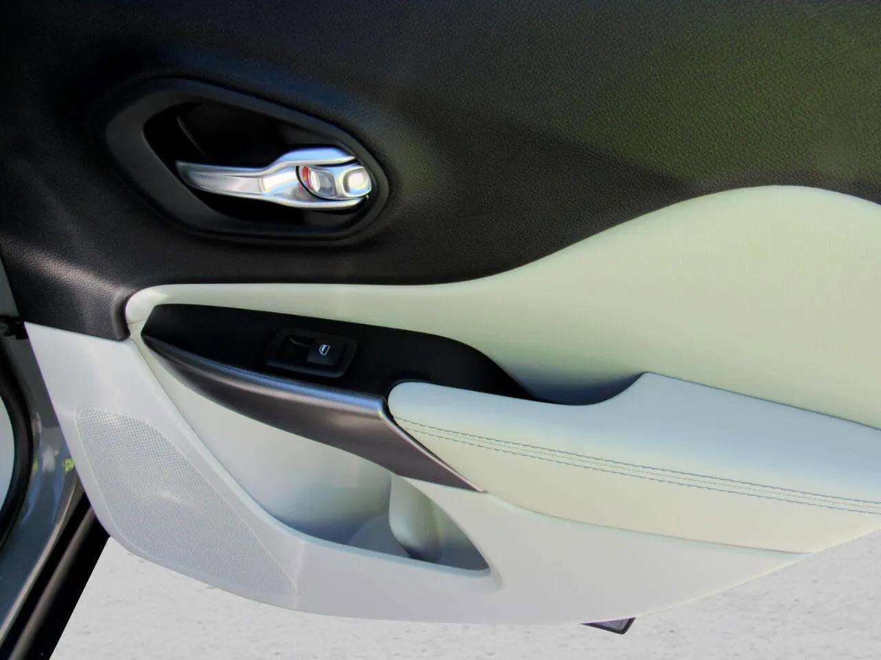 Used 2020 Jeep Cherokee Latitude Plus w/ Comfort/Convenience Group image 36