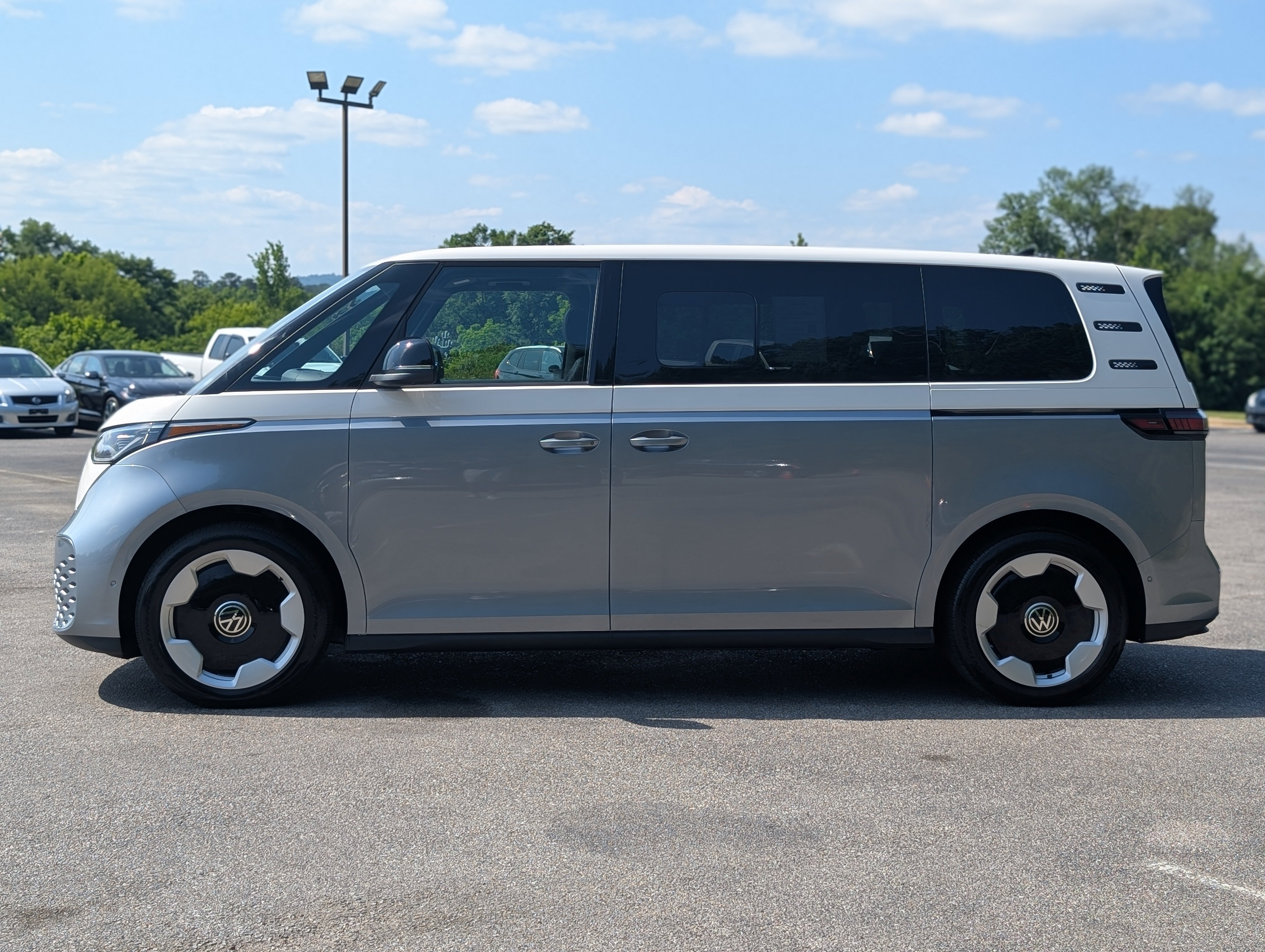 Used 2025 Volkswagen ID. Buzz Pro S Plus RWD image 6