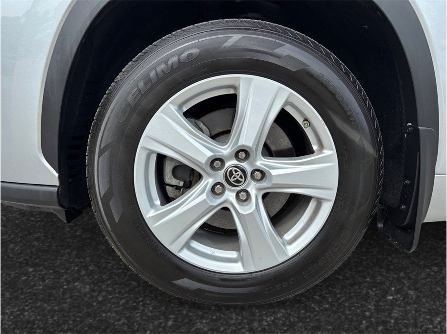 Used 2020 Toyota Highlander LE FWD image 12