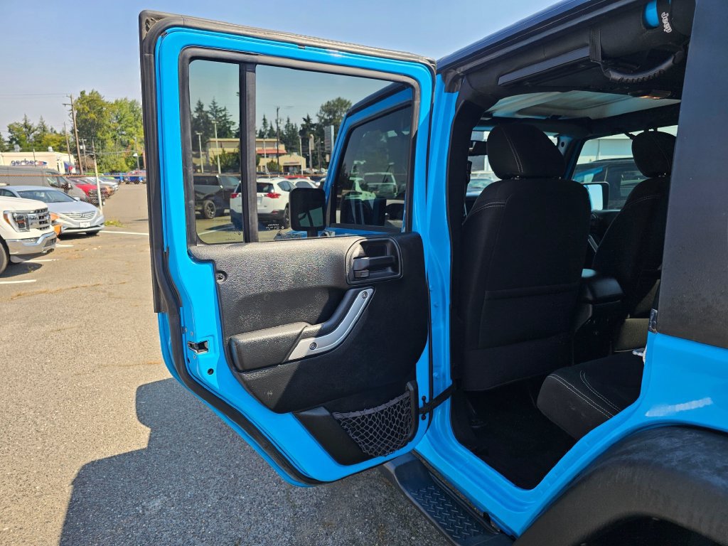 Used 2017 Jeep Wrangler Unlimited Rubicon w/ Connectivity Group AWD/4WD image 15