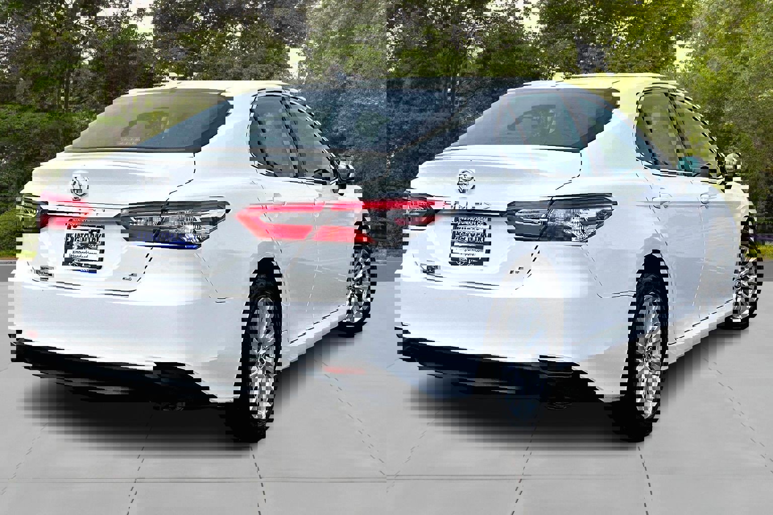 Used 2020 Toyota Camry LE image 5