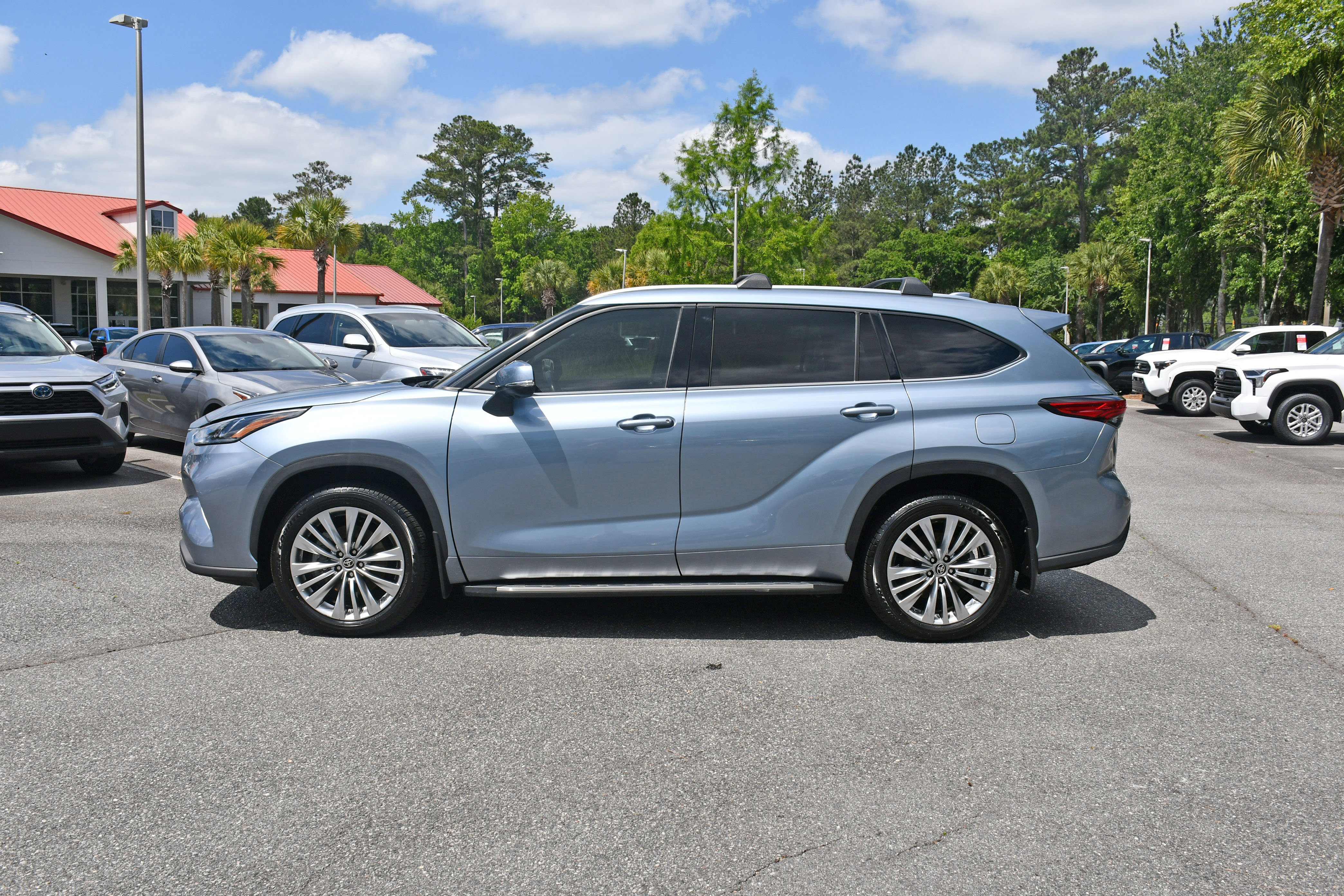 Used 2023 Toyota Highlander Platinum FWD image 2