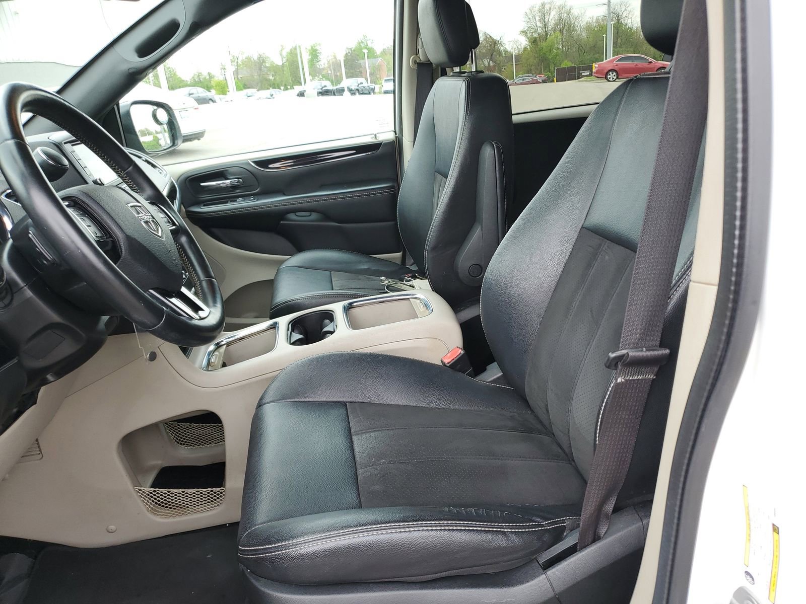 Used 2019 Dodge Grand Caravan SXT image 16