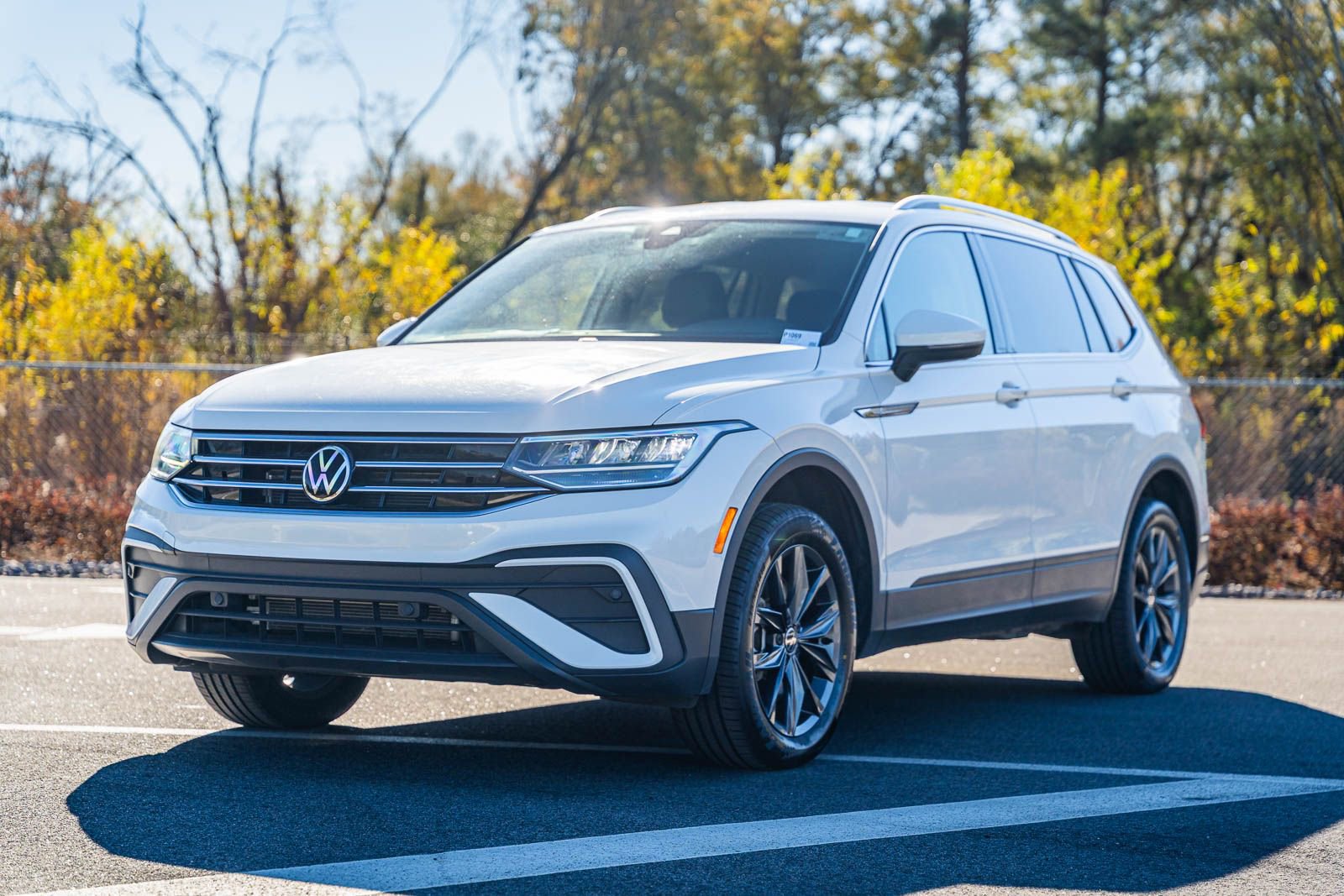 Used 2023 Volkswagen Tiguan SE image 3