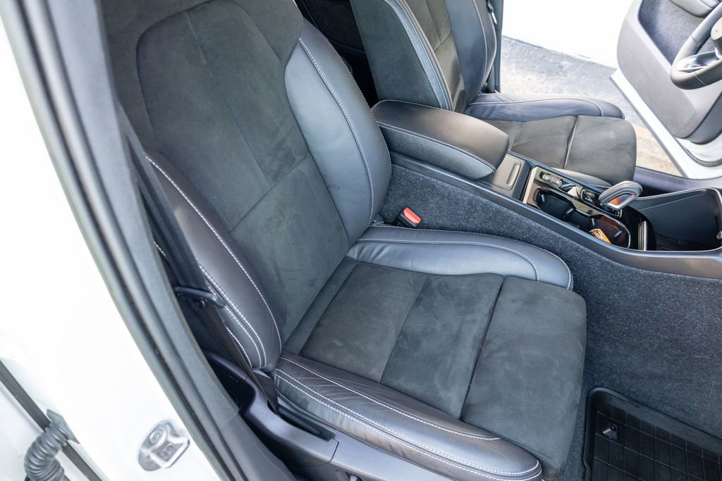 Used 2022 Volvo XC40 T5 R-Design image 14