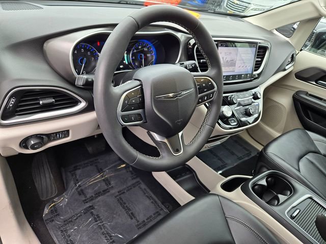 Used 2024 Chrysler Pacifica Touring-L image 10