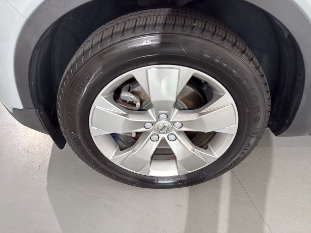 Used 2020 Volvo XC40 T4 Momentum image 4