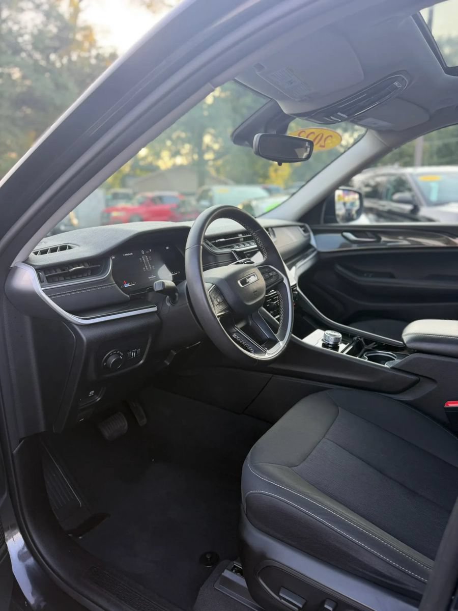 Used 2023 Jeep Grand Cherokee Laredo AWD/4WD image 13
