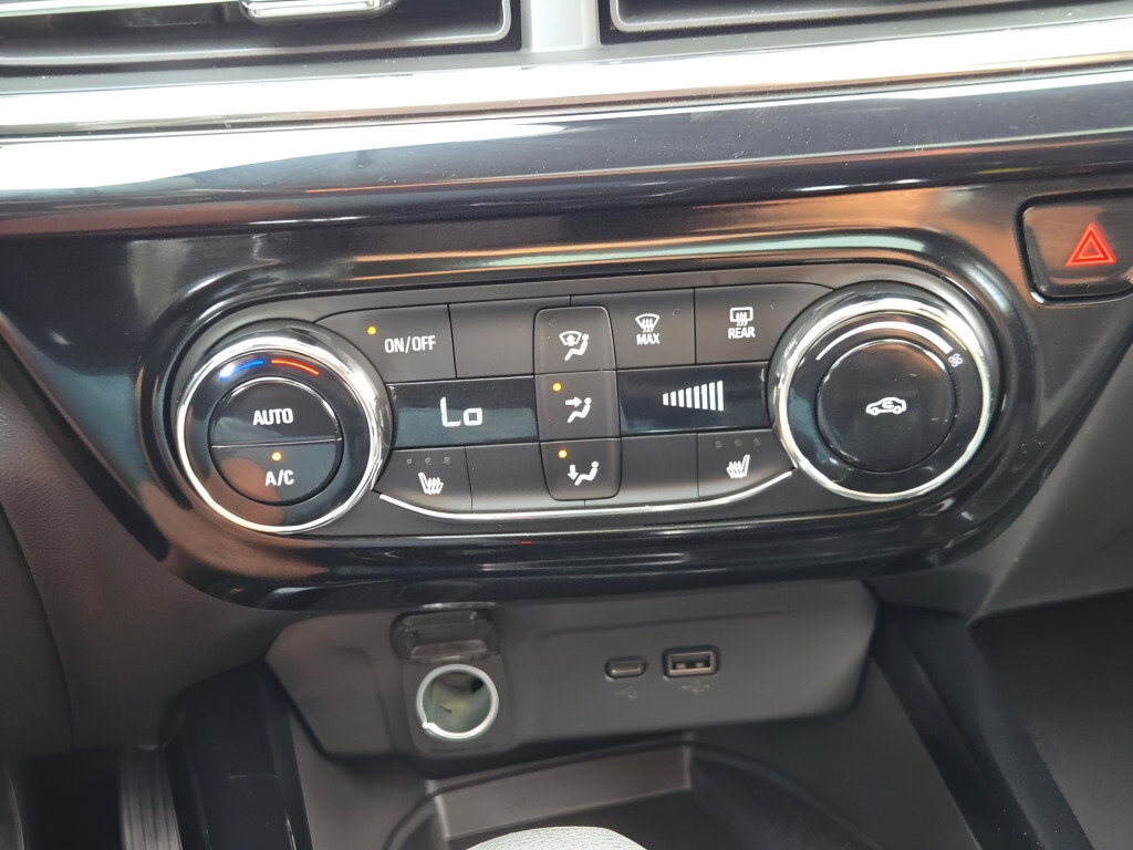 Used 2025 Chevrolet Trax RS w/ Sunroof Package FWD image 31