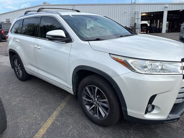 Used 2018 Toyota Highlander XLE image 2