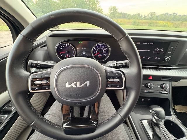 New 2024 Kia Carnival LX FWD image 14