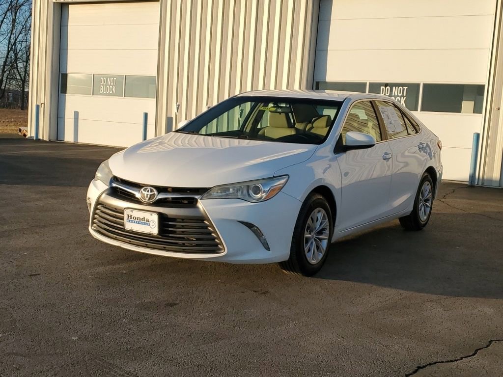 Used 2015 Toyota Camry LE image 3
