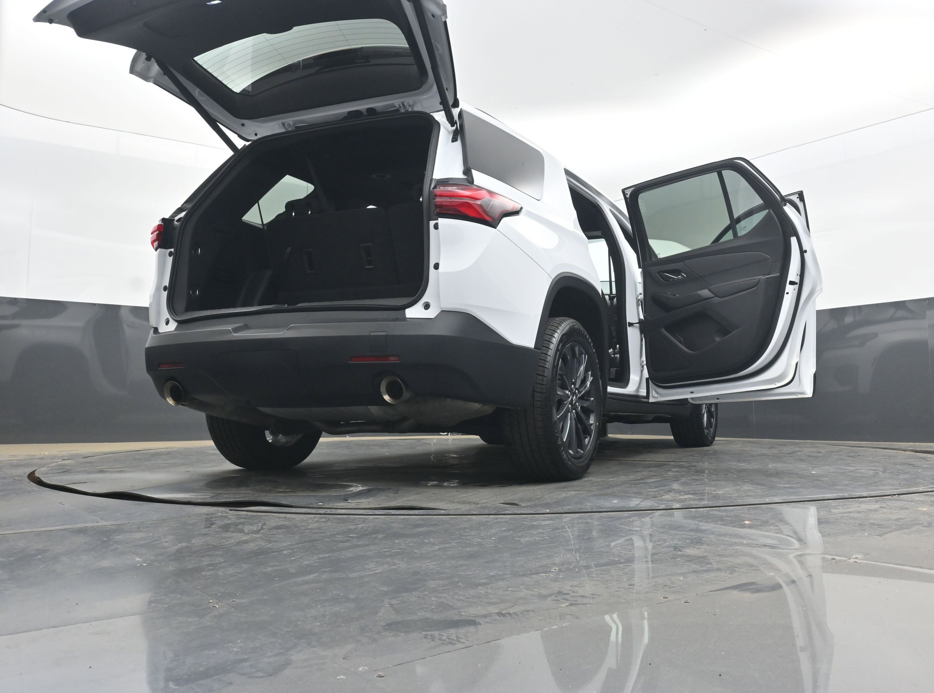 Used 2023 Chevrolet Traverse RS image 40