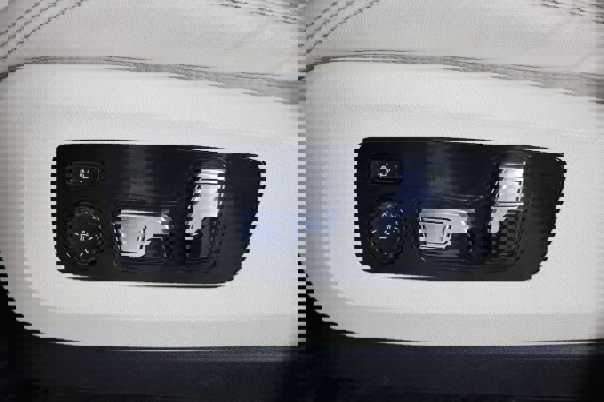 Used 2023 BMW X7 xDrive40i w/ M Sport Package image 25