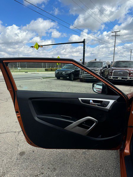 Used 2015 Hyundai Veloster image 12