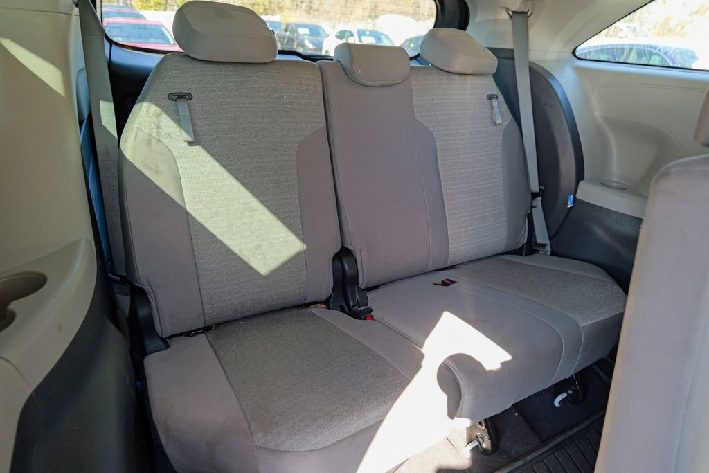 Used 2022 Toyota Sienna LE w/ LE Plus Package image 30