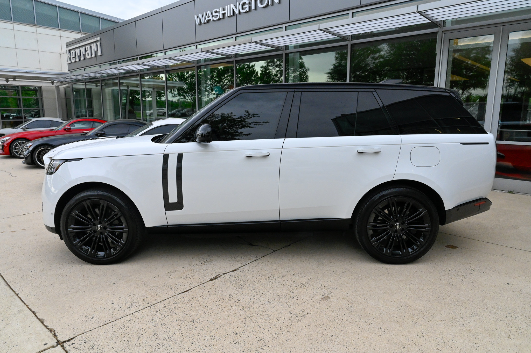 Used 2025 Land Rover Range Rover SE AWD/4WD image 8