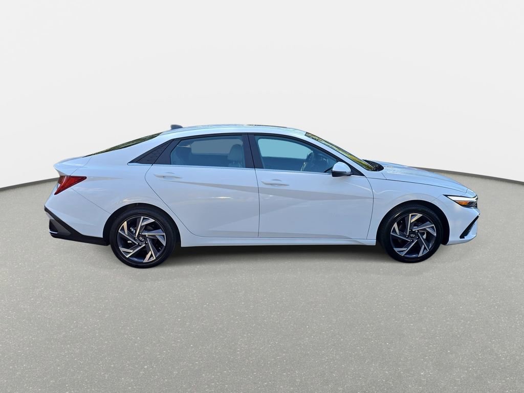 Used 2025 Hyundai Elantra Limited FWD image 4