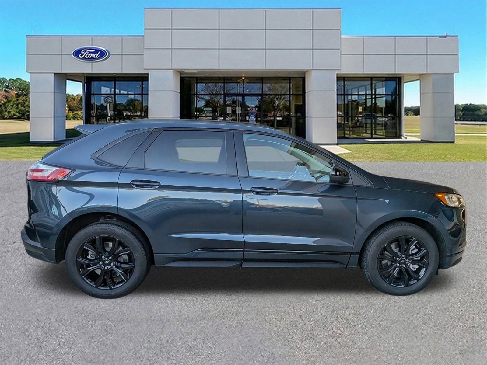 Certified 2024 Ford Edge SE w/ Black Appearance Package image 3