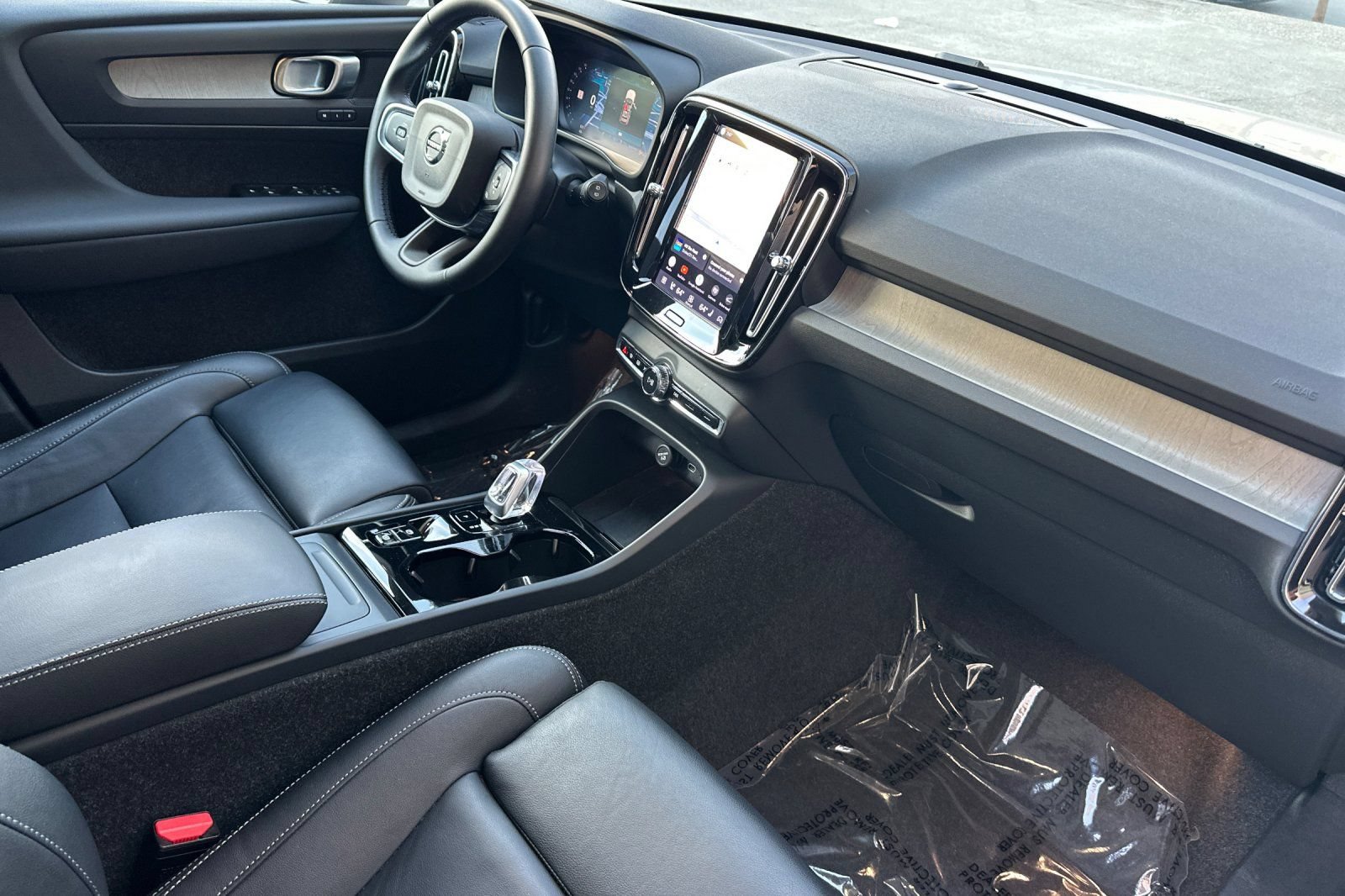 Certified 2025 Volvo XC40 B5 Plus AWD/4WD image 19