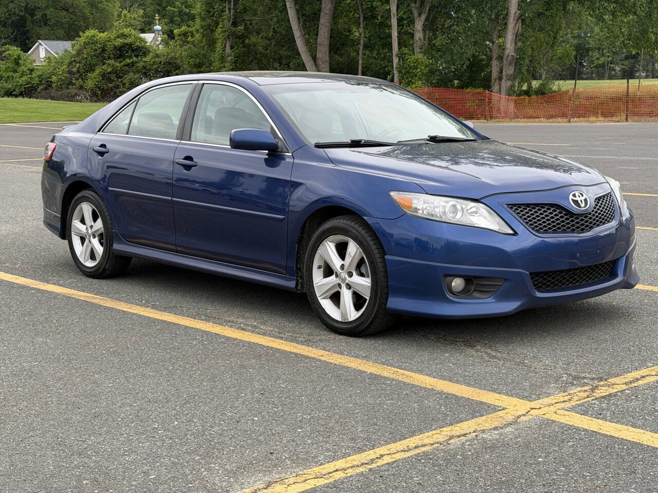 Used 2010 Toyota Camry SE FWD image 1