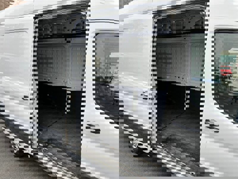 Used 2022 Ford E-Transit 148 High Roof Extended image 9