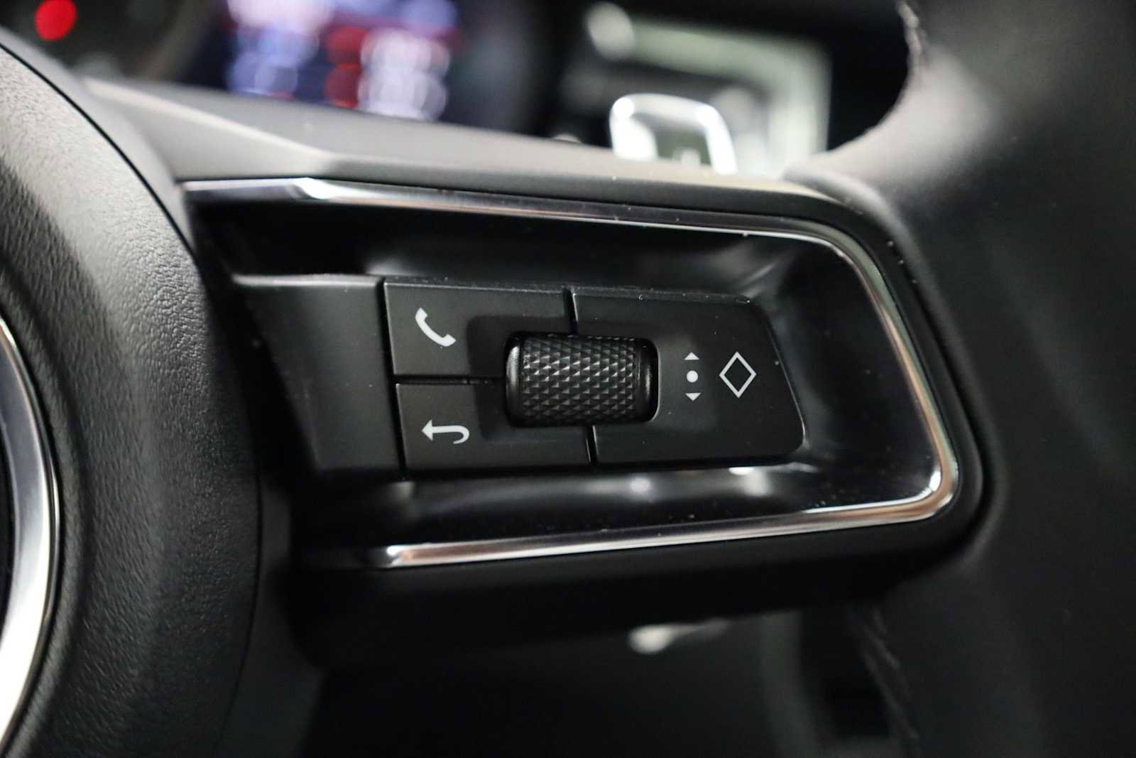 Certified 2025 Porsche Macan image 28