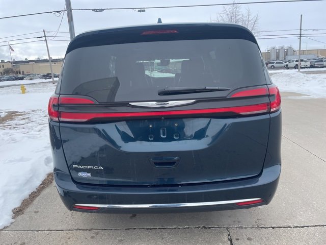 Used 2022 Chrysler Pacifica Touring-L image 12