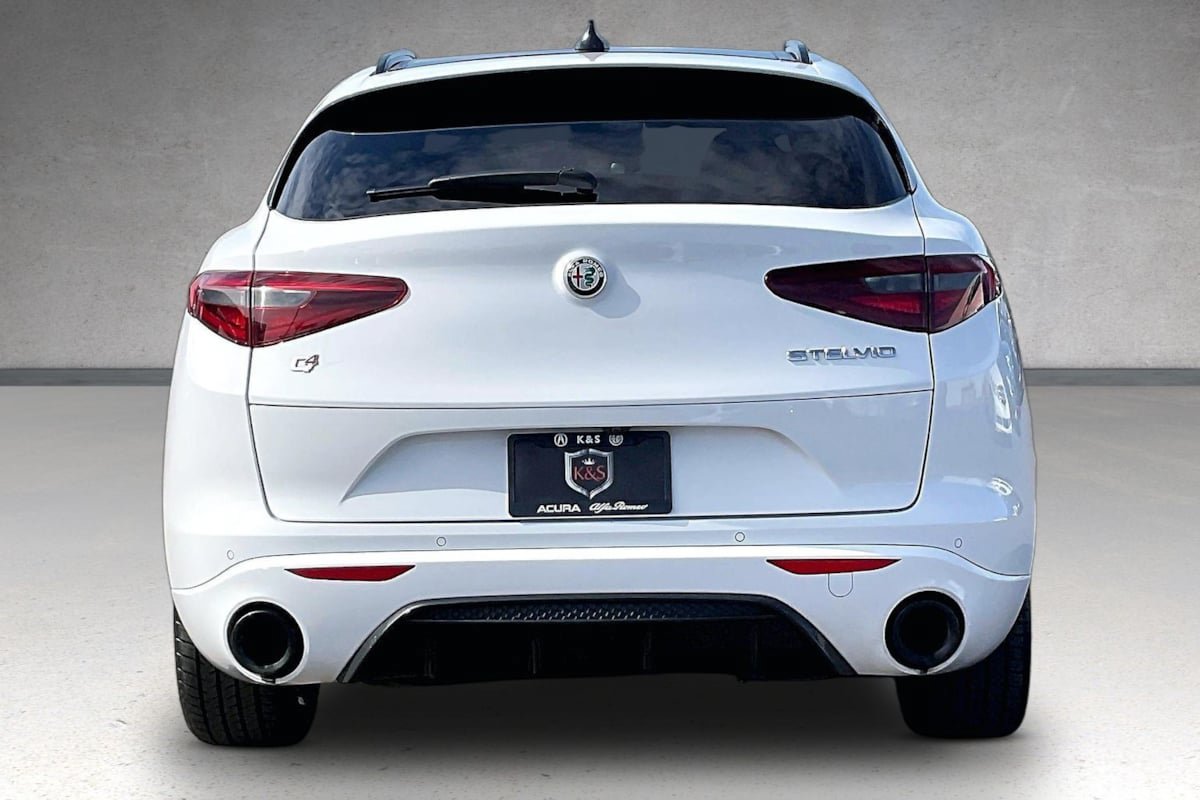 Used 2023 Alfa Romeo Stelvio Veloce AWD/4WD image 4