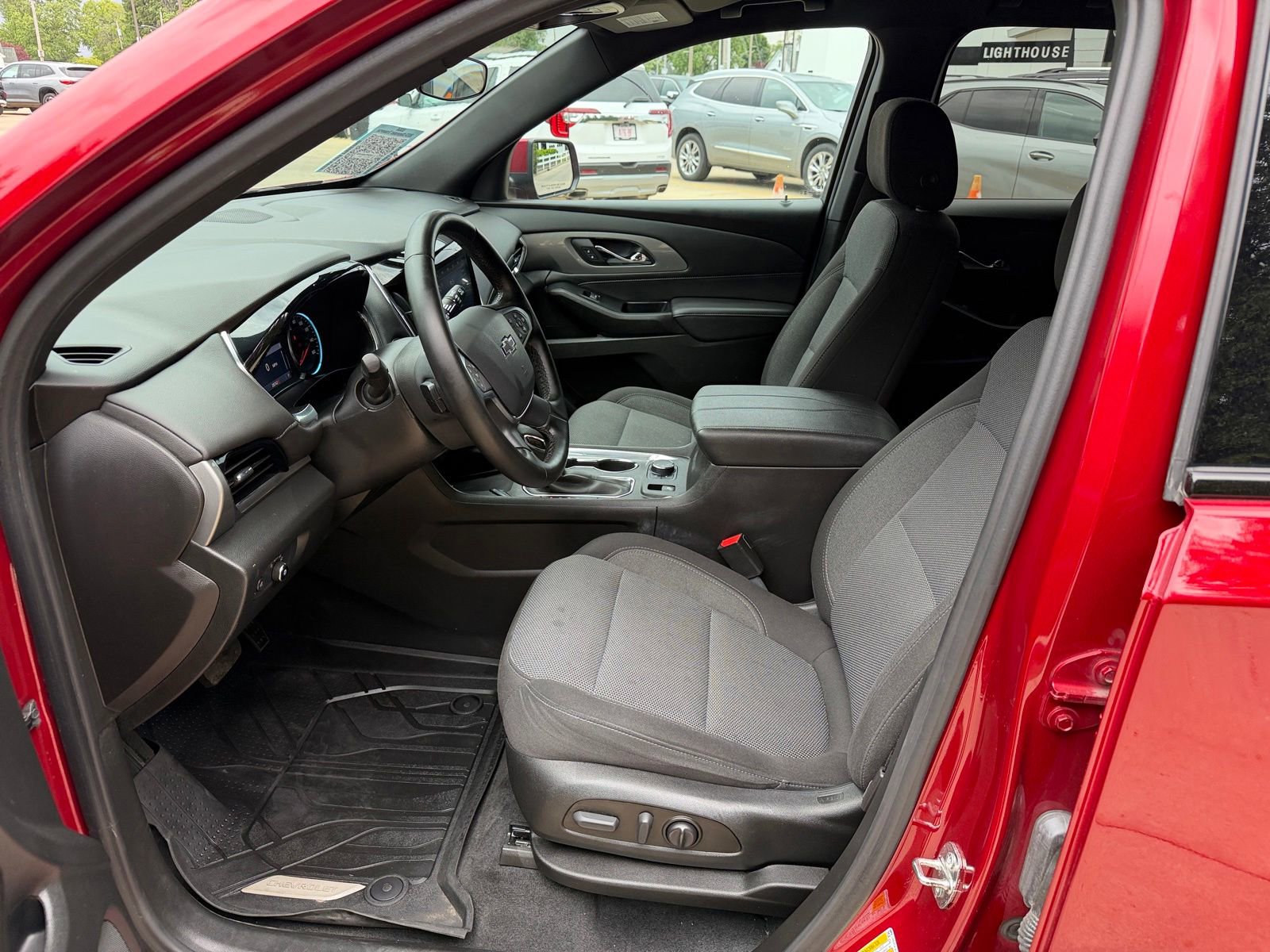 Used 2023 Chevrolet Traverse LT FWD image 4