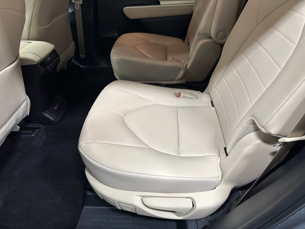 Used 2025 Toyota Highlander XLE image 50