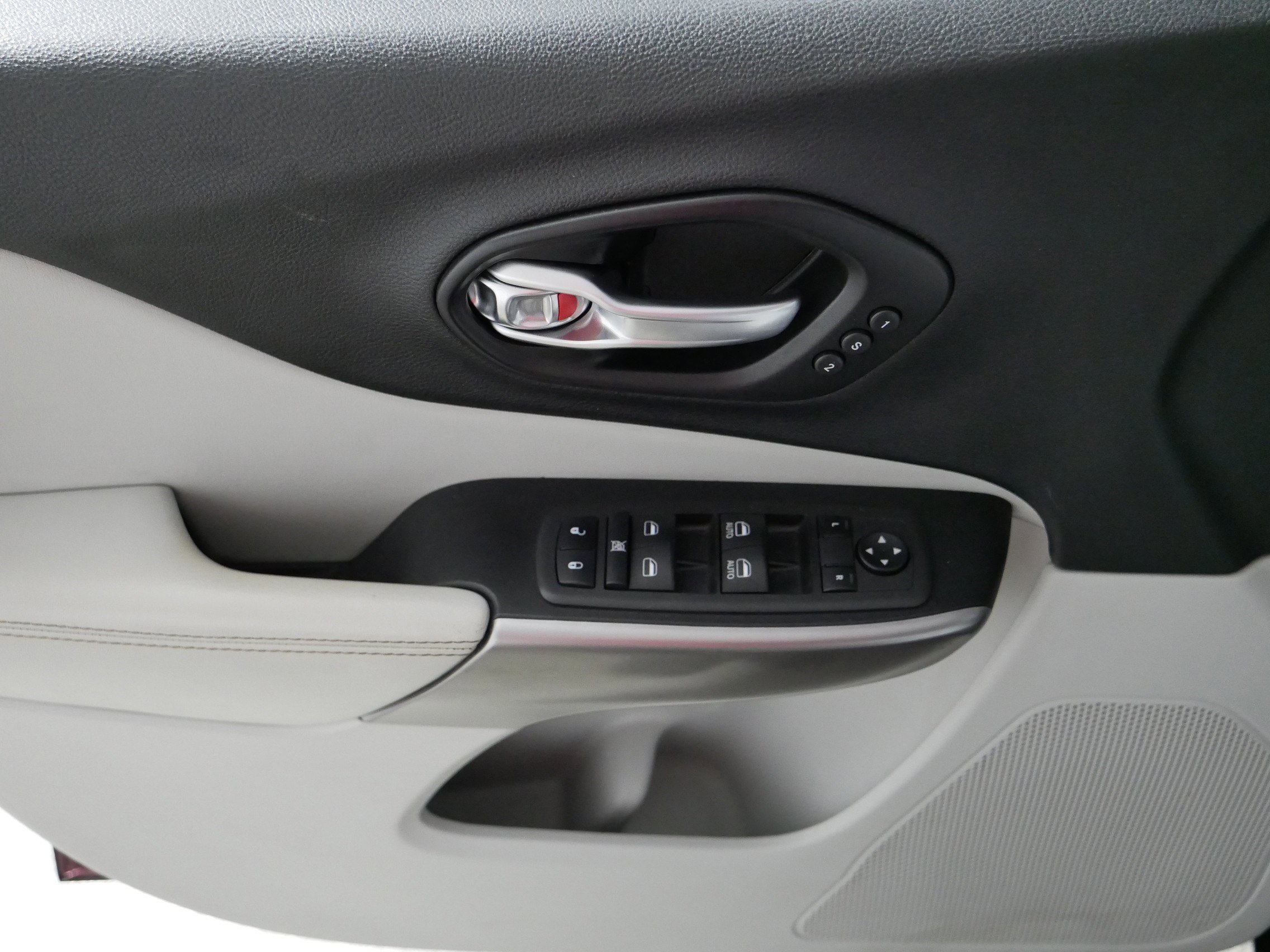 Used 2021 Jeep Cherokee Limited AWD/4WD image 19