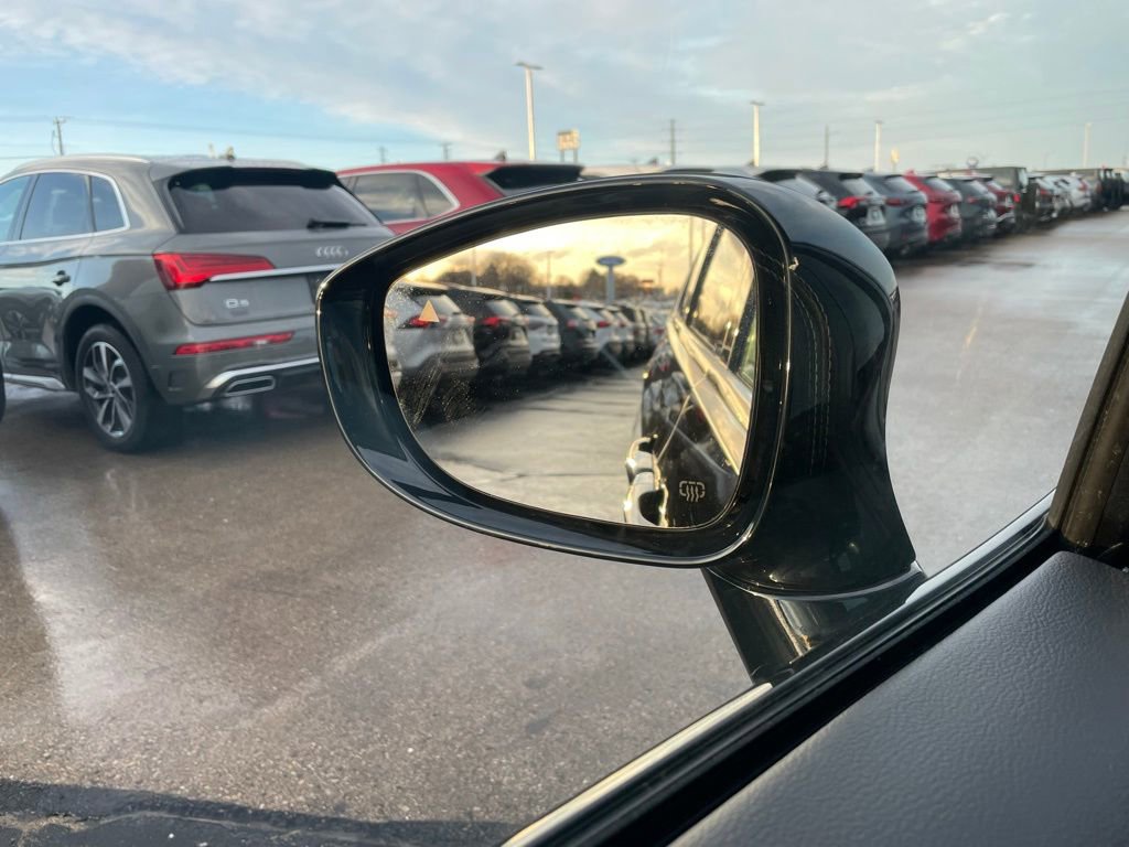 Used 2025 Chrysler Pacifica Limited image 42