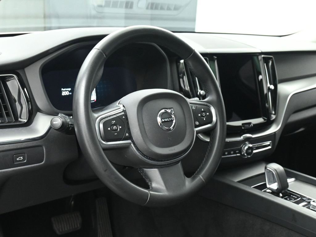 Used 2023 Volvo XC60 B5 Core image 24