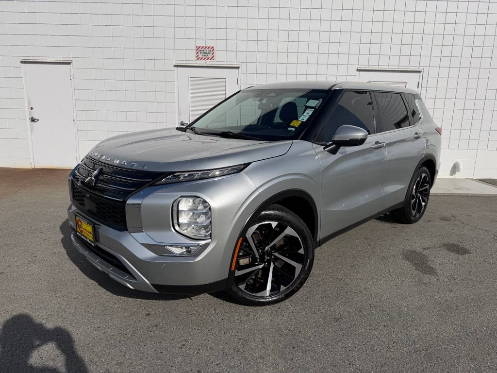 Used 2023 Mitsubishi Outlander SE Black Edition image 1