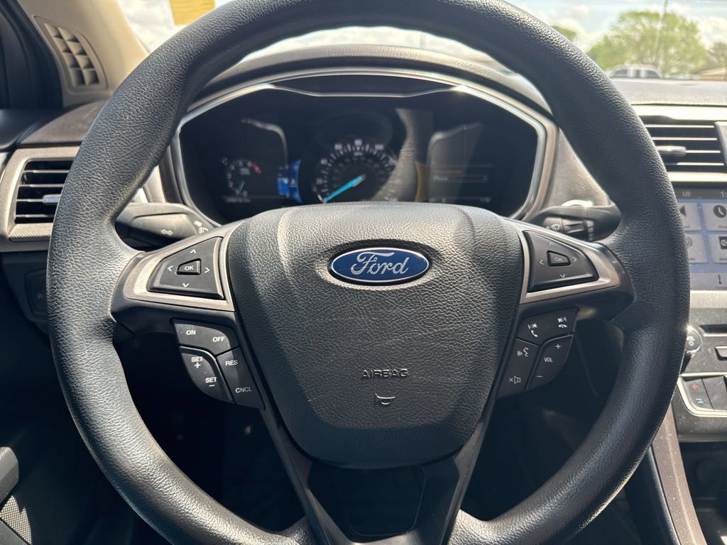 Used 2017 Ford Fusion SE w/ Fusion SE Technology Package FWD image 12