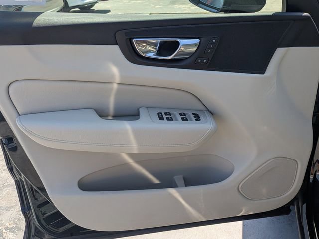 Used 2018 Volvo XC60 T5 Momentum w/ Convenience Package image 11