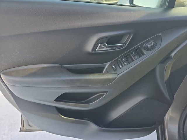 Used 2021 Chevrolet Trax LT w/ LT Convenience Package image 20